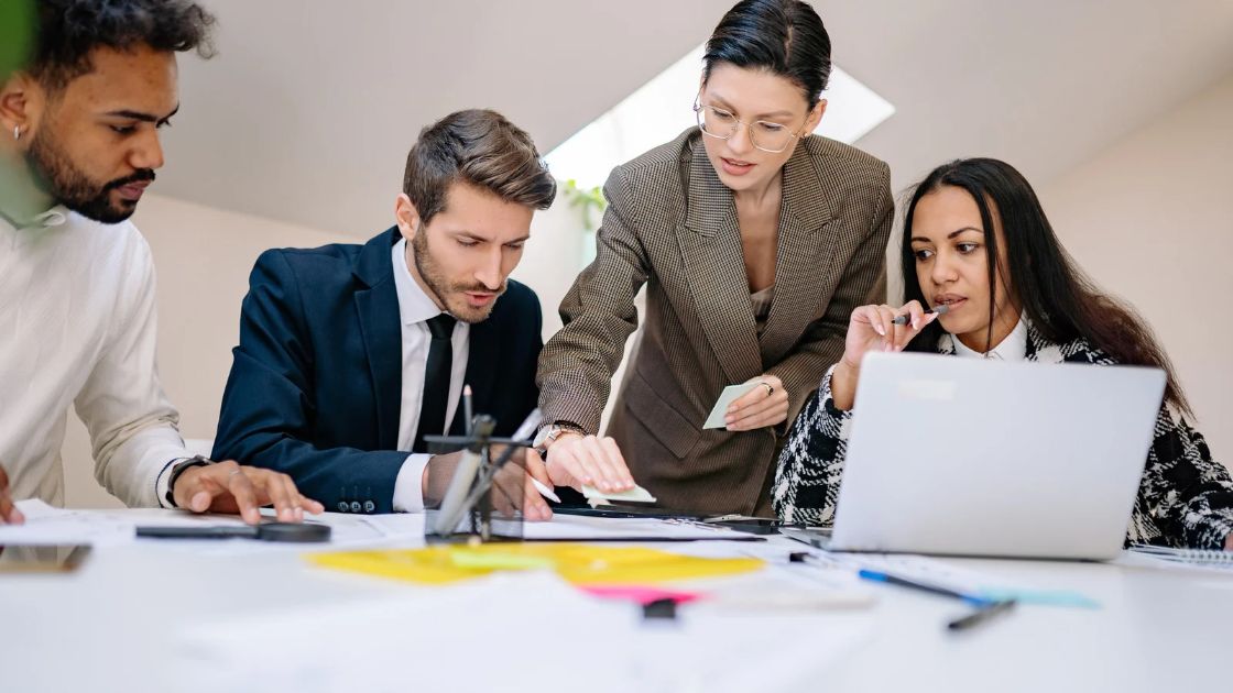 Jak właściwie negocjować warunki umowy o pracę przy zmianie pracodawcy?